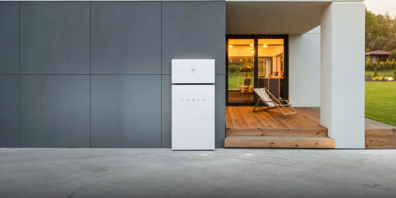 Україна отримала понад 500 потужних акумуляторів Tesla Powerwall. Розбираємося, як вони допоможуть нам узимку